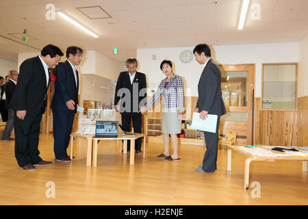 Gouverneur de Tokyo, Yuriko Koike visite le nouveau Tocho Nursery School à l'intérieur du Tokyo Metropolitan Government Building (TOCHO) Le 27 septembre, 2016, Tokyo, Japon. Koike, qui a fait campagne pour aborder la pénurie de garde d'enfants, a visité la nouvelle garderie qui s'ouvrira le mois prochain. La nouvelle école pourra accueillir 48 enfants âgés de moins de deux ans avec 24 places attribuées aux résidents de la ville de Shinjuku et à 24 pour le gouvernement et les enfants des employés de l'entreprise voisine. Les installations seront ouvertes de 7 h à 10 h et de services comprennent les couches jetables et une blanchisserie. (Photo de Rodrigo Reyes Marin/A Banque D'Images