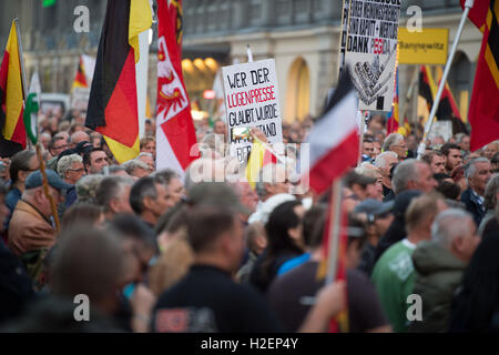 Dresde, Allemagne. 26 Sep, 2016. Pegida partisans se sont réunis pour une démonstration de la mouvement islamophobe sur Wiener Platz ('Vienne Square') à Dresde, Allemagne, 26 septembre 2016. L'islamophobe et xénophobe 'Pegida' mouvement semblait être en litige et de Split à l'intérieur. PHOTO : ARNO BURGI/dpa/Alamy Live News Banque D'Images