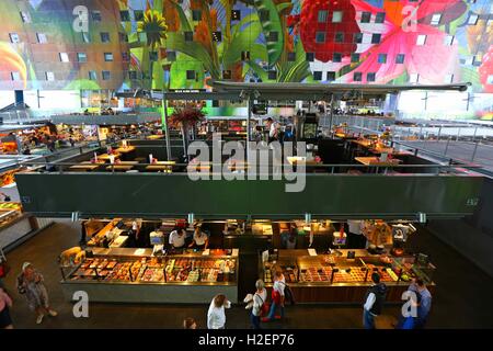 Rotterdam. Sep 21, 2016. Photo prise le 21 septembre 2016 montre l'intérieur du marché alimentaire intérieur Markthal à Rotterdam, aux Pays-Bas. Le marché couvert est situé dans le centre-ville de Rotterdam, le toit de qui a la forme d'un arc de 228 appartements. Cette combinaison de marché et le logement est le premier du genre, ce qui en fait une première mondiale. L'intérieur de l'ARC porte le plus grand art de la France : la Corne d'Abondance. © Gong Bing/Xinhua/Alamy Live News Banque D'Images