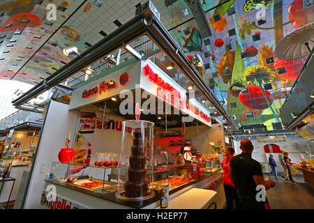 Rotterdam. Sep 21, 2016. Photo prise le 21 septembre 2016 montre l'intérieur du marché alimentaire intérieur Markthal à Rotterdam, aux Pays-Bas. Le marché couvert est situé dans le centre-ville de Rotterdam, le toit de qui a la forme d'un arc de 228 appartements. Cette combinaison de marché et le logement est le premier du genre, ce qui en fait une première mondiale. L'intérieur de l'ARC porte le plus grand art de la France : la Corne d'Abondance. © Gong Bing/Xinhua/Alamy Live News Banque D'Images