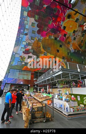 Rotterdam. Sep 21, 2016. Photo prise le 21 septembre 2016 montre l'intérieur du marché alimentaire intérieur Markthal à Rotterdam, aux Pays-Bas. Le marché couvert est situé dans le centre-ville de Rotterdam, le toit de qui a la forme d'un arc de 228 appartements. Cette combinaison de marché et le logement est le premier du genre, ce qui en fait une première mondiale. L'intérieur de l'ARC porte le plus grand art de la France : la Corne d'Abondance. © Gong Bing/Xinhua/Alamy Live News Banque D'Images