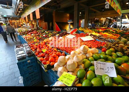 Rotterdam. Sep 21, 2016. Photo prise le 21 septembre 2016 montre l'intérieur du marché alimentaire intérieur Markthal à Rotterdam, aux Pays-Bas. Le marché couvert est situé dans le centre-ville de Rotterdam, le toit de qui a la forme d'un arc de 228 appartements. Cette combinaison de marché et le logement est le premier du genre, ce qui en fait une première mondiale. L'intérieur de l'ARC porte le plus grand art de la France : la Corne d'Abondance. © Gong Bing/Xinhua/Alamy Live News Banque D'Images