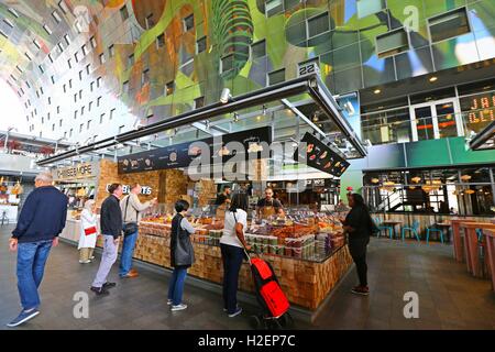 Rotterdam. Sep 21, 2016. Photo prise le 21 septembre 2016 montre l'intérieur du marché alimentaire intérieur Markthal à Rotterdam, aux Pays-Bas. Le marché couvert est situé dans le centre-ville de Rotterdam, le toit de qui a la forme d'un arc de 228 appartements. Cette combinaison de marché et le logement est le premier du genre, ce qui en fait une première mondiale. L'intérieur de l'ARC porte le plus grand art de la France : la Corne d'Abondance. © Gong Bing/Xinhua/Alamy Live News Banque D'Images