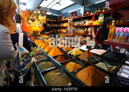 Rotterdam. Sep 21, 2016. Photo prise le 21 septembre 2016 montre l'intérieur du marché alimentaire intérieur Markthal à Rotterdam, aux Pays-Bas. Le marché couvert est situé dans le centre-ville de Rotterdam, le toit de qui a la forme d'un arc de 228 appartements. Cette combinaison de marché et le logement est le premier du genre, ce qui en fait une première mondiale. L'intérieur de l'ARC porte le plus grand art de la France : la Corne d'Abondance. © Gong Bing/Xinhua/Alamy Live News Banque D'Images