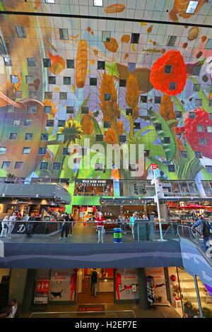 Rotterdam. Sep 21, 2016. Photo prise le 21 septembre 2016 montre l'intérieur du marché alimentaire intérieur Markthal à Rotterdam, aux Pays-Bas. Le marché couvert est situé dans le centre-ville de Rotterdam, le toit de qui a la forme d'un arc de 228 appartements. Cette combinaison de marché et le logement est le premier du genre, ce qui en fait une première mondiale. L'intérieur de l'ARC porte le plus grand art de la France : la Corne d'Abondance. © Gong Bing/Xinhua/Alamy Live News Banque D'Images