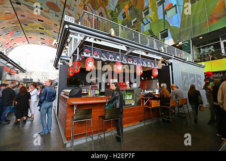 Rotterdam. Sep 21, 2016. Photo prise le 21 septembre 2016 montre l'intérieur du marché alimentaire intérieur Markthal à Rotterdam, aux Pays-Bas. Le marché couvert est situé dans le centre-ville de Rotterdam, le toit de qui a la forme d'un arc de 228 appartements. Cette combinaison de marché et le logement est le premier du genre, ce qui en fait une première mondiale. L'intérieur de l'ARC porte le plus grand art de la France : la Corne d'Abondance. © Gong Bing/Xinhua/Alamy Live News Banque D'Images