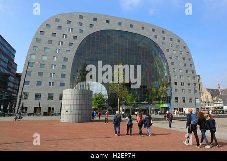 Rotterdam. Sep 21, 2016. Photo prise le 21 septembre 2016 montre l'extérieur de l'intérieur du marché alimentaire Markthal à Rotterdam, aux Pays-Bas. Le marché couvert est situé dans le centre-ville de Rotterdam, le toit de qui a la forme d'un arc de 228 appartements. Cette combinaison de marché et le logement est le premier du genre, ce qui en fait une première mondiale. L'intérieur de l'ARC porte le plus grand art de la France : la Corne d'Abondance. © Gong Bing/Xinhua/Alamy Live News Banque D'Images