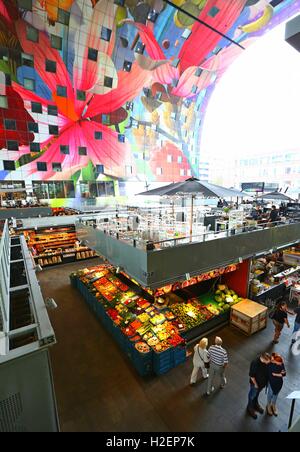 Rotterdam. Sep 21, 2016. Photo prise le 21 septembre 2016 montre l'intérieur du marché alimentaire intérieur Markthal à Rotterdam, aux Pays-Bas. Le marché couvert est situé dans le centre-ville de Rotterdam, le toit de qui a la forme d'un arc de 228 appartements. Cette combinaison de marché et le logement est le premier du genre, ce qui en fait une première mondiale. L'intérieur de l'ARC porte le plus grand art de la France : la Corne d'Abondance. © Gong Bing/Xinhua/Alamy Live News Banque D'Images