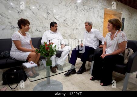 Carthagène, Colombie. 26 Septembre, 2016. Le secrétaire d'Etat John Kerry parle avec le président vénézuélien Nicolas Maduro lors d'une réunion bilatérale et au centre des congrès de Cartagena de Indias, 26 septembre 2016 à Carthagène, Colombie. Les deux hommes ont assisté à une cérémonie de la paix entre le gouvernement colombien et les Forces armées révolutionnaires de Colombie (FARC) qui a mis fin à une période de cinq années de conflit. Credit : Planetpix/Alamy Live News Banque D'Images