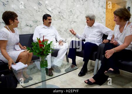 Carthagène, Colombie. 26 Septembre, 2016. Le secrétaire d'Etat John Kerry parle avec le président vénézuélien Nicolas Maduro lors d'une réunion bilatérale et au centre des congrès de Cartagena de Indias, 26 septembre 2016 à Carthagène, Colombie. Les deux hommes ont assisté à une cérémonie de la paix entre le gouvernement colombien et les Forces armées révolutionnaires de Colombie (FARC) qui a mis fin à une période de cinq années de conflit. Credit : Planetpix/Alamy Live News Banque D'Images