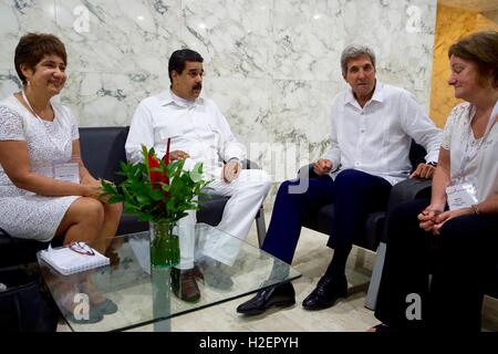 Carthagène, Colombie. 26 Septembre, 2016. Le secrétaire d'Etat John Kerry parle avec le président vénézuélien Nicolas Maduro lors d'une réunion bilatérale et au centre des congrès de Cartagena de Indias, 26 septembre 2016 à Carthagène, Colombie. Les deux hommes ont assisté à une cérémonie de la paix entre le gouvernement colombien et les Forces armées révolutionnaires de Colombie (FARC) qui a mis fin à une période de cinq années de conflit. Credit : Planetpix/Alamy Live News Banque D'Images