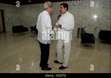 Carthagène, Colombie. 26 Septembre, 2016. Le secrétaire d'Etat John Kerry, serre la main avec le président vénézuélien Nicolas Maduro avant une réunion bilatérale et au centre des congrès de Cartagena de Indias, 26 septembre 2016 à Carthagène, Colombie. Les deux hommes ont assisté à une cérémonie de la paix entre le gouvernement colombien et les Forces armées révolutionnaires de Colombie (FARC) qui a mis fin à une période de cinq années de conflit. Credit : Planetpix/Alamy Live News Banque D'Images