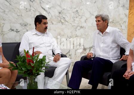 Carthagène, Colombie. 26 Septembre, 2016. Le secrétaire d'Etat John Kerry parle avec le président vénézuélien Nicolas Maduro lors d'une réunion bilatérale et au centre des congrès de Cartagena de Indias, 26 septembre 2016 à Carthagène, Colombie. Les deux hommes ont assisté à une cérémonie de la paix entre le gouvernement colombien et les Forces armées révolutionnaires de Colombie (FARC) qui a mis fin à une période de cinq années de conflit. Credit : Planetpix/Alamy Live News Banque D'Images