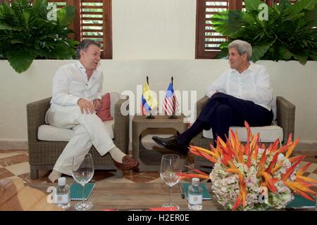 Carthagène, Colombie. 26 Septembre, 2016. Le secrétaire d'Etat John Kerry parle avec le président colombien Juan Manuel Santos à la Casa de marques de Valdehoyos le 26 septembre 2016 à Carthagène, Colombie. Kerry est en Colombie pour participé à une cérémonie de la paix entre le gouvernement colombien et les Forces armées révolutionnaires de Colombie (FARC) qui a mis fin à une période de cinq années de conflit. Credit : Planetpix/Alamy Live News Banque D'Images