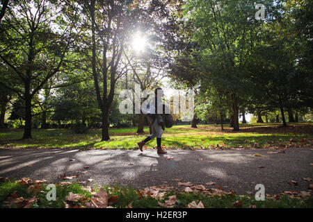 Le nord de Londres, Royaume-Uni. 27 Septembre, 2016. Les gens apprécient un matin d'automne ensoleillé dans un parc du nord de Londres. Credit : Dinendra Haria/Alamy Live News Banque D'Images