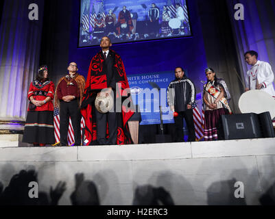 Washington, District de Columbia, Etats-Unis. 26 Sep, 2016. Le président américain Barack Obama reçoit une couverture traditionnelle et hat lors d'une cérémonie à l'inertage 2016 White House Tribal Nations Conférence à l'Auditorium Andrew W., le 26 septembre 2016, Washington, DC. La conférence offre aux chefs de tribus avec possibilité d'interagir directement avec les fonctionnaires fédéraux et les membres de la conseil de la Maison Blanche sur les affaires étrangères. Credit : Aude Guerrucci/Piscine via CNP Crédit : Aude Guerrucci/CNP/ZUMA/Alamy Fil Live News Banque D'Images