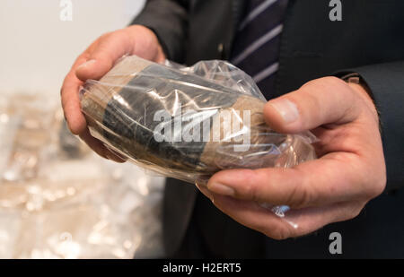 Weil am Rhein, Allemagne. 27 Septembre, 2016. Frank Denner, directeur du département des douanes de Stuttgart, tenant un paquet de l'héroïne pure au cours d'une conférence de presse au département des douanes à Weil am Rhein, Allemagne, 27 septembre 2016. 24,6 kg d'héroïne ont été découverts lors d'un contrôle de routine. PHOTO : PATRICK SEEGER/dpa dpa : Crédit photo alliance/Alamy Live News Banque D'Images