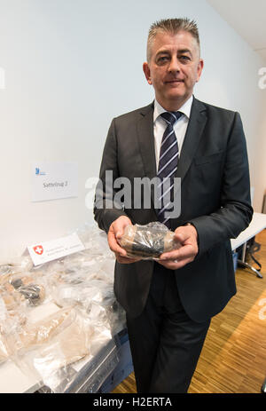 Weil am Rhein, Allemagne. 27 Septembre, 2016. Frank Denner, directeur du département des douanes de Stuttgart, tenant un paquet de l'héroïne pure au cours d'une conférence de presse au département des douanes à Weil am Rhein, Allemagne, 27 septembre 2016. 24,6 kg d'héroïne ont été découverts lors d'un contrôle de routine. PHOTO : PATRICK SEEGER/dpa dpa : Crédit photo alliance/Alamy Live News Banque D'Images