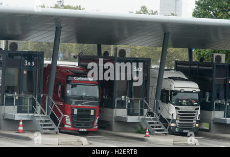 Weil am Rhein, Allemagne. 27 Septembre, 2016. Parking camions au département des douanes à l'autoroute A5, à Weil am Rhein, Allemagne, 27 septembre 2016. 24,6 kg d'héroïne ont été découverts lors d'un contrôle de routine. PHOTO : PATRICK SEEGER/dpa dpa : Crédit photo alliance/Alamy Live News Banque D'Images