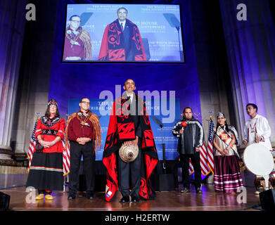 Washington DC, USA. 26 Septembre, 2016. Le président américain Barack Obama reçoit une couverture traditionnelle et hat lors d'une cérémonie à l'inertage 2016 White House Tribal Nations Conférence à l'Auditorium Andrew W., le 26 septembre 2016, Washington, DC. La conférence offre aux chefs de tribus avec possibilité d'interagir directement avec les fonctionnaires fédéraux et les membres de la conseil de la Maison Blanche sur les affaires étrangères. Credit : Aude Guerrucci / Piscine via /CNP © MediaPunch MediaPunch Inc/Alamy Live News Banque D'Images