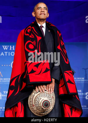 Washington DC, USA. 26 Septembre, 2016. Le président américain Barack Obama reçoit une couverture traditionnelle et hat lors d'une cérémonie à l'inertage 2016 White House Tribal Nations Conférence à l'Auditorium Andrew W., le 26 septembre 2016, Washington, DC. La conférence offre aux chefs de tribus avec possibilité d'interagir directement avec les fonctionnaires fédéraux et les membres de la conseil de la Maison Blanche sur les affaires étrangères. Credit : Aude Guerrucci / Piscine via /CNP © MediaPunch MediaPunch Inc/Alamy Live News Banque D'Images