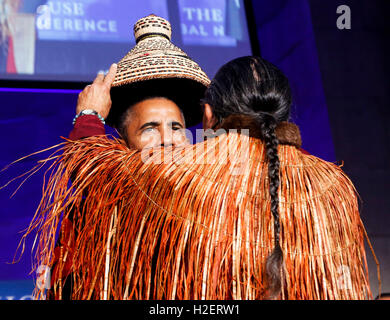 Washington DC, USA. 26 Septembre, 2016. Le président américain Barack Obama reçoit une couverture traditionnelle et hat lors d'une cérémonie à l'inertage 2016 White House Tribal Nations Conférence à l'Auditorium Andrew W., le 26 septembre 2016, Washington, DC. La conférence offre aux chefs de tribus avec possibilité d'interagir directement avec les fonctionnaires fédéraux et les membres de la conseil de la Maison Blanche sur les affaires étrangères. Credit : Aude Guerrucci / Piscine via /CNP © MediaPunch MediaPunch Inc/Alamy Live News Banque D'Images