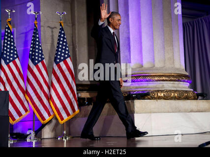 Washington DC, USA. 26 Septembre, 2016. Le président américain Barack Obama quitte après avoir parlé à la Maison Blanche 2016 Tribal Nations Conférence à l'Auditorium Andrew W., le 26 septembre 2016, Washington, DC. La conférence offre aux chefs de tribus avec possibilité d'interagir directement avec les fonctionnaires fédéraux et les membres de la conseil de la Maison Blanche sur les affaires étrangères. Credit : Aude Guerrucci / Piscine via /CNP © MediaPunch MediaPunch Inc/Alamy Live News Banque D'Images