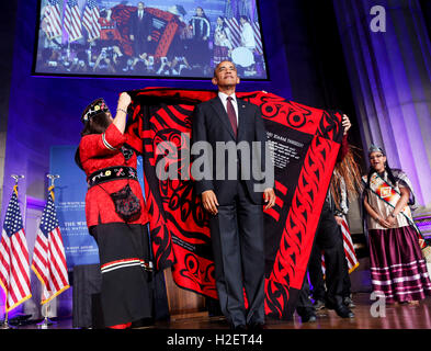 Le président américain Barack Obama reçoit une couverture traditionnelle et un chapeau pendant le 2016 White House Tribal Nations Conférence à l'Auditorium Andrew W., le 26 septembre 2016, Washington, DC. La conférence offre aux chefs de tribus avec possibilité d'interagir directement avec les fonctionnaires fédéraux et les membres de la conseil de la Maison Blanche sur les affaires étrangères. Credit : Aude Guerrucci/Piscine via CNP - AUCUN FIL SERVICE - Banque D'Images