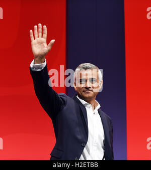 Liverpool, Royaume-Uni. 27 Septembre, 2016. Sadiq Khan Maire de Londres traite de la délégation du Parti du travail à leur conférence de Liverpool : Crédit Della Batchelor/Alamy Live News Banque D'Images