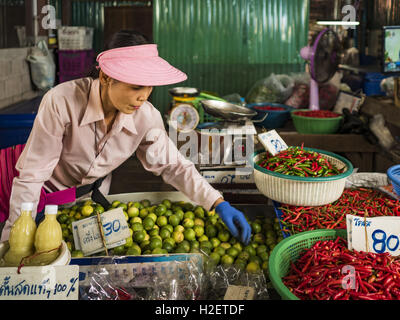 Samut Songkhram, Samut Songkhram, Thaïlande. 27 Sep, 2016. Un vendeur met en place son stand vente de citrons verts et le piment rouge dans le marché de la gare Samut Songkhram. Le train de l'Baen Laem à Samut Songkhram (Mae Khlong) récemment repris du service. La piste de 33 kilomètres a été fermée pour réparation pendant près d'un an. Dans Samut Songkhram, le train passe sur le marché. Tirer sur leurs stands des fournisseurs à l'écart et les gens sortir de la façon que le train passe à travers le marché. C'est l'une des plus célèbres stations de train en Thaïlande et est devenu une importante attraction touristique dans la pers Banque D'Images