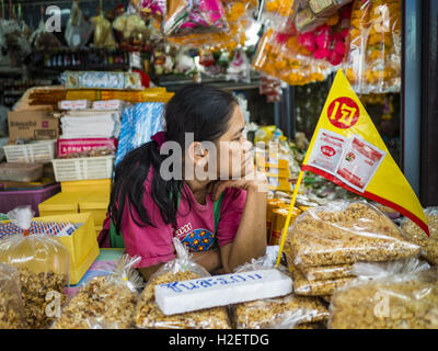 Samut Songkhram, Samut Songkhram, Thaïlande. 27 Sep, 2016. Un vendeur attend les clients dans le marché de la gare Samut Songkhram. Le train de l'Baen Laem à Samut Songkhram (Mae Khlong) récemment repris du service. La piste de 33 kilomètres a été fermée pour réparation pendant près d'un an. Dans Samut Songkhram, le train passe sur le marché. Tirer sur leurs stands des fournisseurs à l'écart et les gens sortir de la façon que le train passe à travers le marché. C'est l'une des plus célèbres stations de train en Thaïlande et est devenu une importante attraction touristique dans la communauté. (Crédit Image : © Ja Banque D'Images