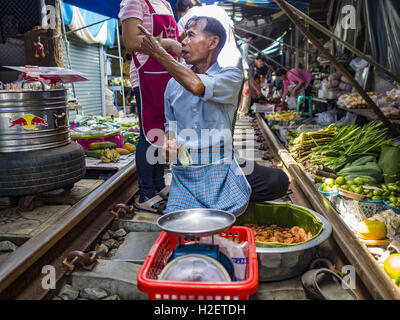 Samut Songkhram, Samut Songkhram, Thaïlande. 27 Sep, 2016. Un homme vend des crevettes grillées sur le marché de la gare Samut Songkhram. Le train de l'Baen Laem à Samut Songkhram (Mae Khlong) récemment repris du service. La piste de 33 kilomètres a été fermée pour réparation pendant près d'un an. Dans Samut Songkhram, le train passe sur le marché. Tirer sur leurs stands des fournisseurs à l'écart et les gens sortir de la façon que le train passe à travers le marché. C'est l'une des plus célèbres stations de train en Thaïlande et est devenu une importante attraction touristique dans la communauté. (Crédit Image : © Jack Banque D'Images