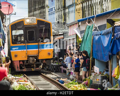 Samut Songkhram, Samut Songkhram, Thaïlande. 27 Sep, 2016. Les chemins de fer de l'état de la Thaïlande train arrive en gare à Samut Songkhram. Le train de l'Baen Laem à Samut Songkhram (Mae Khlong) récemment repris du service. La piste de 33 kilomètres a été fermée pour réparation pendant près d'un an. Dans Samut Songkhram, le train passe sur le marché. Tirer sur leurs stands des fournisseurs à l'écart et les gens sortir de la façon que le train passe à travers le marché. C'est l'une des plus célèbres stations de train en Thaïlande et est devenu une importante attraction touristique dans la communauté. (Crédit Image : © jmd Banque D'Images