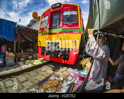 Samut Songkhram, Samut Songkhram, Thaïlande. 27 Sep, 2016. Une femme qui travaillent dans le marché des montres Samut Songkhram gare un train quitter la gare. Le train de l'Baen Laem à Samut Songkhram (Mae Khlong) récemment repris du service. La piste de 33 kilomètres a été fermée pour réparation pendant près d'un an. Dans Samut Songkhram, le train passe sur le marché. Tirer sur leurs stands des fournisseurs à l'écart et les gens sortir de la façon que le train passe à travers le marché. C'est l'une des plus célèbres stations de train en Thaïlande et est devenu une importante attraction touristique dans la collectivité Banque D'Images