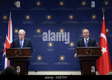 Ankara, Turquie. 27 Sep, 2016. Le Ministre turc des affaires étrangères, Mevlut Cavusoglu (R) et le Ministre britannique des affaires étrangères, Boris Johnson, assister à une conférence de presse à Ankara, Turquie, le 27 septembre 2016. Le Ministre turc des affaires étrangères, Mevlut Cavusoglu a critiqué mardi les États-Unis de ne pas convaincre les combattants kurdes syriens pour passer à l'Est de l'Euphrate. Credit : Mustafa Kaya/Xinhua/Alamy Live News Banque D'Images