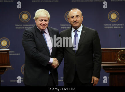 Ankara, Turquie. 27 Sep, 2016. Le Ministre turc des affaires étrangères, Mevlut Cavusoglu (R), serre la main avec les visites du ministre des Affaires étrangères britannique Boris Johnson lors d'une conférence de presse à Ankara, Turquie, le 27 septembre 2016. Le Ministre turc des affaires étrangères, Mevlut Cavusoglu a critiqué mardi les États-Unis de ne pas convaincre les combattants kurdes syriens pour passer à l'Est de l'Euphrate. Credit : Mustafa Kaya/Xinhua/Alamy Live News Banque D'Images