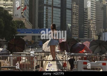 13 octobre 2014 - une jeune femme montent la garde et regarder pour la police se déplace à la frontière la plus éloignée de la '' 'zone occupée' dans le Hong Kong du pôle financier central, au cours de l'année [Révolution] Central-Umbrella occupent. Demain le 28 septembre marque le 2e anniversaire de la révolution d'Umbrella. ( Photo ) Oct 13, 2014. Hong Kong. Liau Chung Ren/ZUMA © Liau Chung Ren/ZUMA/Alamy Fil Live News Banque D'Images