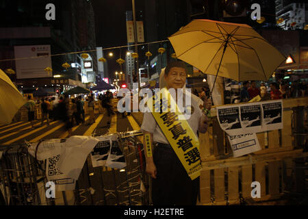 3 novembre 2014 - un découpage de l'image président communiste chinois Xi jin ping-holding umbrella parapluie jaune qui symbolisent la révolution avec la bannière dit : Je veux vrai suffrage universel est à l'écran en face de la barricade à la zone occupée à Mongkok, Kowloon. Demain le 28 septembre marque le 2e anniversaire de la révolution Central-Umbrella [occuper]. 27 sept., 2016. Hong Kong. ( Photo ) Liau Chung Ren/ZUMA © Liau Chung Ren/ZUMA/Alamy Fil Live News Banque D'Images