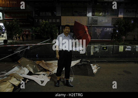 29 octobre, 2014 - un coupe dummie ressemble à Parti communiste chinois président Xi Jin ping-eerie stand en fin de soirée en zone occupée à Mong Kok, Kowloon. Demain 28 septembre, marque le 2e anniversaire de la révolution Central-Umbrella [occuper]. 27 sept., 2016. Hong Kong. ( Photo ) Liau Chung Ren/ZUMA © Liau Chung Ren/ZUMA/Alamy Fil Live News Banque D'Images