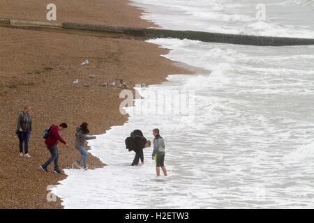 Brighton, UK. 27 septembre 2016. Météo France : les gens à pied sur le front de mer de Brighton sur une journée venteuse : Crédit amer ghazzal/Alamy Live News Banque D'Images