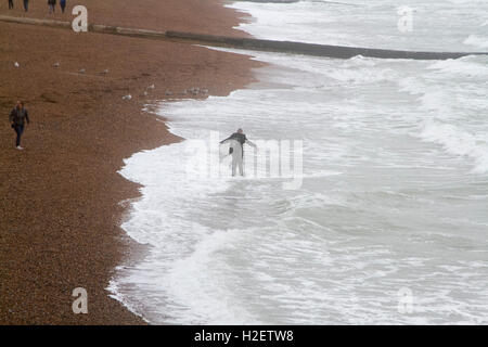 Brighton, UK. 27 septembre 2016. Météo France : les gens à pied sur le front de mer de Brighton sur une journée venteuse : Crédit amer ghazzal/Alamy Live News Banque D'Images