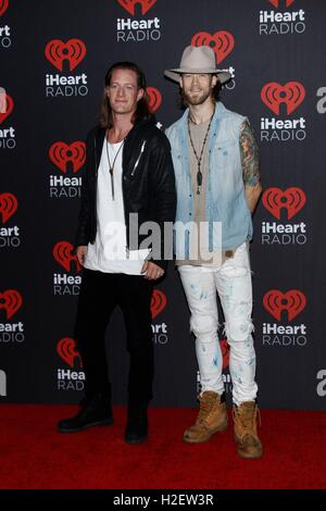 Las Vegas, NV, USA. Sep 24, 2016. Tyler Hubbard et Brian Kelley de Floride Géorgie ligne à l'arrivée pour 2016 iHeartRadio Music Festival - SAT 5, T-Mobile Arena, Las Vegas, NV le 24 septembre 2016. © James Atoa/Everett Collection/Alamy Live News Banque D'Images