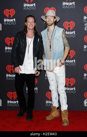 Las Vegas, NV, USA. Sep 24, 2016. Tyler Hubbard et Brian Kelley de Floride Géorgie ligne à l'arrivée pour 2016 iHeartRadio Music Festival - SAT 5, T-Mobile Arena, Las Vegas, NV le 24 septembre 2016. © James Atoa/Everett Collection/Alamy Live News Banque D'Images