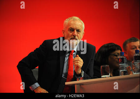 Liverpool, en Angleterre. 27 Septembre, 2016. Jeremy Corbyn, chef du parti travailliste, l'écoute d'un discours lors de la session du matin de la troisième journée de la conférence annuelle du Parti travailliste à l'ACC Centre de conférence. Cette conférence est à la suite de Jeremy CorbynÕs ré-élection en tant que chef du parti du travail après neuf semaines de campagne contre les autres candidats, Owen Smith. Crédit : Kevin Hayes/Alamy Live News Banque D'Images