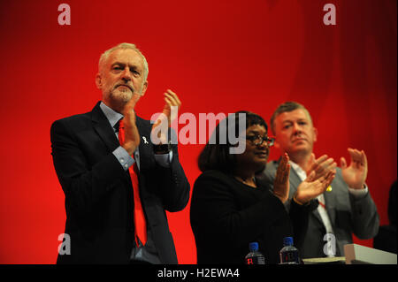 Liverpool, en Angleterre. 27 Septembre, 2016. Jeremy Corbyn, chef du parti travailliste, applaudit un orateur au cours de la session du matin du troisième jour de la conférence annuelle du Parti travailliste à l'ACC Centre de conférence. Cette conférence est à la suite de Jeremy CorbynÕs ré-élection en tant que chef du parti du travail après neuf semaines de campagne contre les autres candidats, Owen Smith. Crédit : Kevin Hayes/Alamy Live News Banque D'Images