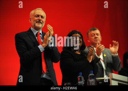 Liverpool, en Angleterre. 27 Septembre, 2016. Jeremy Corbyn, chef du Parti Travailliste, et Diane Abbott, secrétaire de la santé se réjouit de l'ombre d'un orateur au cours de la session du matin du troisième jour de la conférence annuelle du Parti travailliste à l'ACC Centre de conférence. Cette conférence est à la suite de Jeremy CorbynÕs ré-élection en tant que chef du parti du travail après neuf semaines de campagne contre les autres candidats, Owen Smith. Crédit : Kevin Hayes/Alamy Live News Banque D'Images