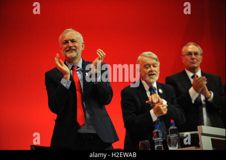 Liverpool, en Angleterre. 27 Septembre, 2016. Jeremy Corbyn, chef du parti travailliste, applaudit Diane Abbott, secrétaire de la Santé de l'ombre à la suite de son discours sur le NHS au cours de la session du matin du troisième jour de la conférence annuelle du Parti travailliste à l'ACC Centre de conférence. Cette conférence est à la suite de Jeremy CorbynÕs ré-élection en tant que chef du parti du travail après neuf semaines de campagne contre les autres candidats, Owen Smith. Crédit : Kevin Hayes/Alamy Live News Banque D'Images