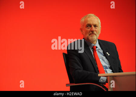 Liverpool, en Angleterre. 27 Septembre, 2016. Jeremy Corbyn, chef du parti travailliste, l'écoute d'un discours lors de la session du matin de la troisième journée de la conférence annuelle du Parti travailliste à l'ACC Centre de conférence. Cette conférence est à la suite de Jeremy CorbynÕs ré-élection en tant que chef du parti du travail après neuf semaines de campagne contre les autres candidats, Owen Smith. Crédit : Kevin Hayes/Alamy Live News Banque D'Images