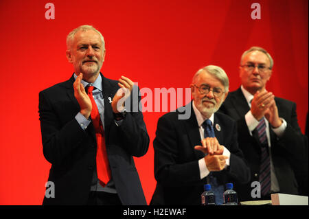 Liverpool, en Angleterre. 27 Septembre, 2016. Jeremy Corbyn, chef du parti travailliste, applaudit Liz Rogue, président de la TUC, après son discours au nom de l'Union européenne, du Conseil des métiers au cours de la session du matin du troisième jour de la conférence annuelle du Parti travailliste à l'ACC Centre de conférence. Cette conférence est à la suite de Jeremy CorbynÕs ré-élection en tant que chef du parti du travail après neuf semaines de campagne contre les autres candidats, Owen Smith. Crédit : Kevin Hayes/Alamy Live News Banque D'Images