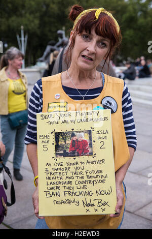 Londres, Royaume-Uni. 27 Sep, 2016. Membre de l'Anti-Fracking Nanas, un groupe de protestation anti-fracturation du Lancashire, lors d'une partie de thé 'Nana' à l'extérieur de Buckingham Palace à l'avance de la décision du gouvernement sur le recours concernant la fracturation hydraulique dans le Lancashire. Credit : Mark Kerrison/Alamy Live News Banque D'Images